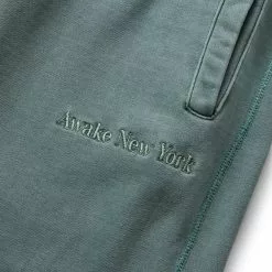 Awake NY PIGMENT DYED EMBROIDERED SWEATPANTS SLATE -Bottoms Sales Store awakenyPIGMENTDYEDEMBROIDEREDSWEATPANTSLATESAWK FW22 PA005 3 grande